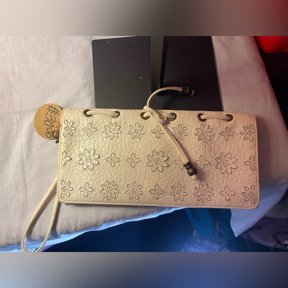 Jessica Simpson white flowery wristlet - Picture 1 of 4